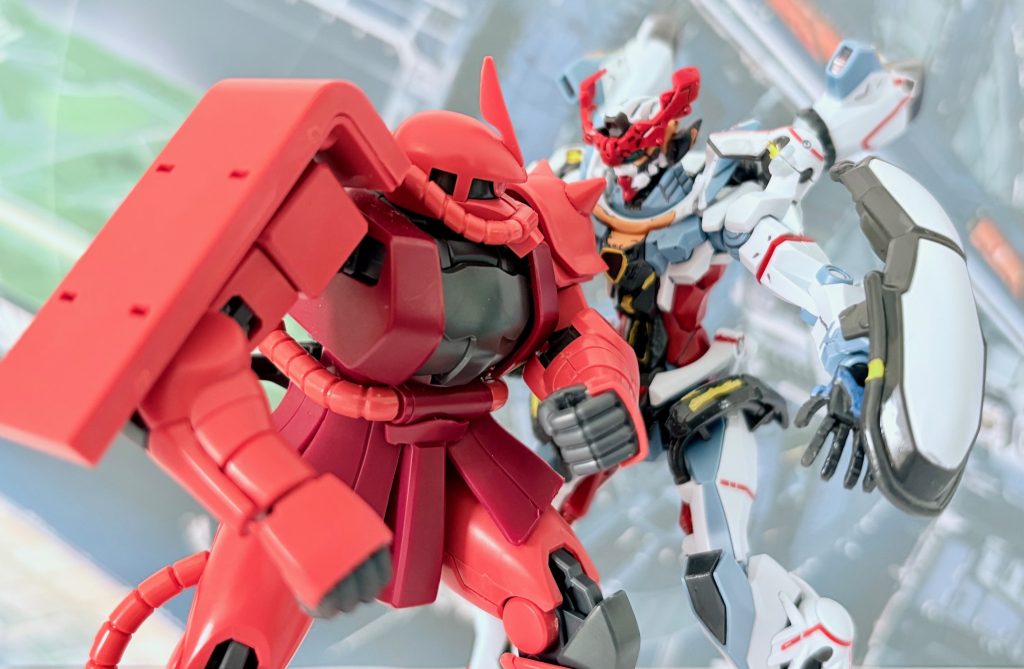 マチュ「さっきの赤い奴！！」ケツアゴ「間合いが甘いのだ！！」初陣で平行世界のシャアと戦うが、苦戦を強いられるマチュ。（実はこのシーンの前にエグザべが動かすジークアクスがアゴい彗星一味と戦うくだりがあるが、ページの都合でカットしている。必要ならそのシーンはそのシーンで後で載せようかな(zaku-kao4)） 