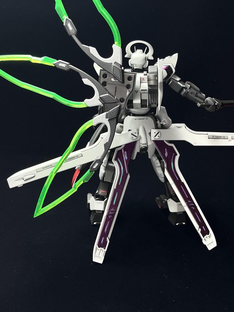 背面には姿勢制御及び放熱用にテールスタビライザーを装備