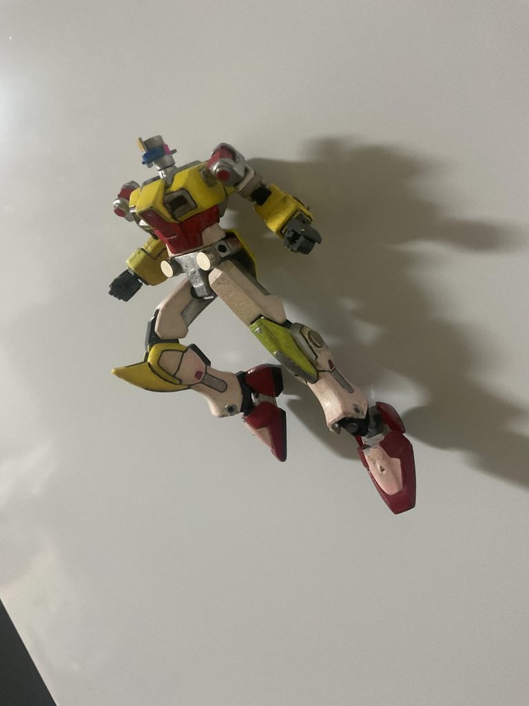 ［改良点］頭部を空洞化して磁石を頭頂部に接着。腰部分と股部分に磁石を接着。頭部内部と肩を塗装。右足は塗装を荒く剥がす。（火災救助中の損傷をイメージ）(ノーマル時）肩に磁石を入れてストライカーパックを磁力で固定できるようにした。