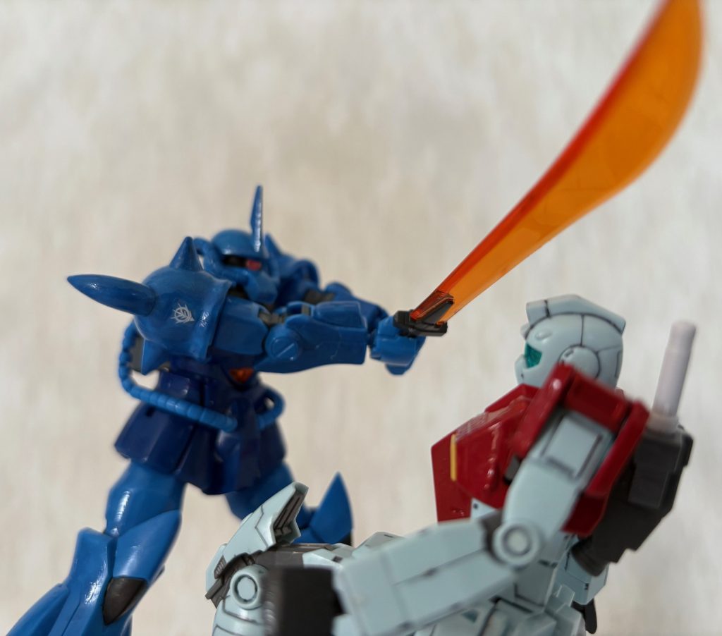 グフの切っ先をかわすGM。