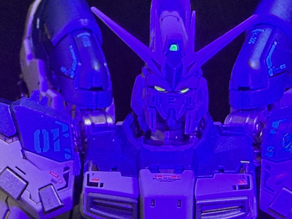 蛍光塗料にてカメラがブラックライトでひかる様にしました。