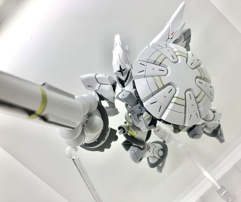 L5暗礁宙域にて既存のどれとも一致しない、MSらしきジャンクが発見された。その存在が噂されると、瞬く間にジオンが回収しその存在はもみ消された。