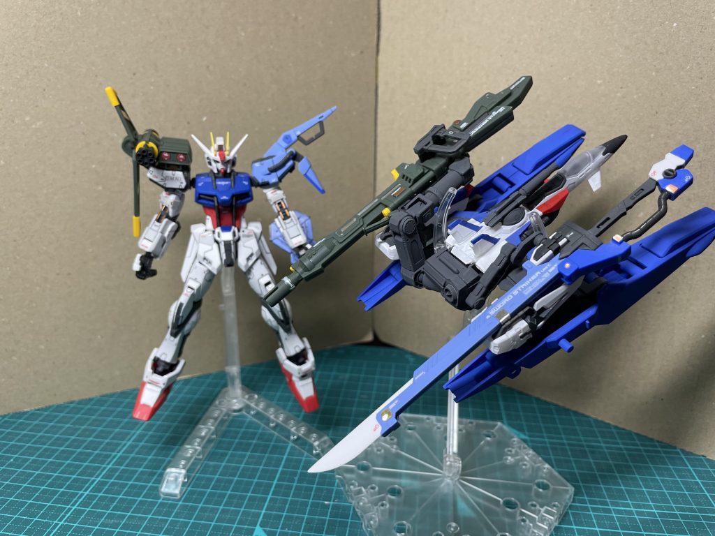 ストライク(G兵器)とスカイグラスパー(Gディフェンサー)