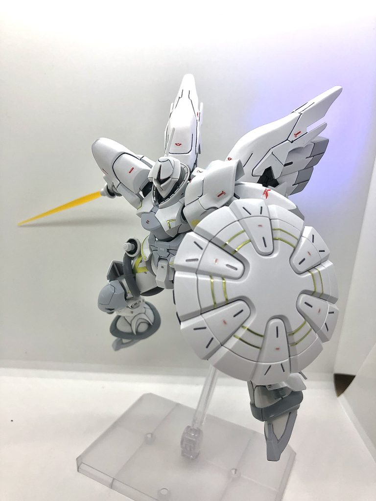 シナンジュのパーツを使った試験には、機種転換の慣熟訓練中のエグザベ少佐が抜擢された。彼はシナンジュの機動力に驚愕しつつも、乗りこなして魅せた。