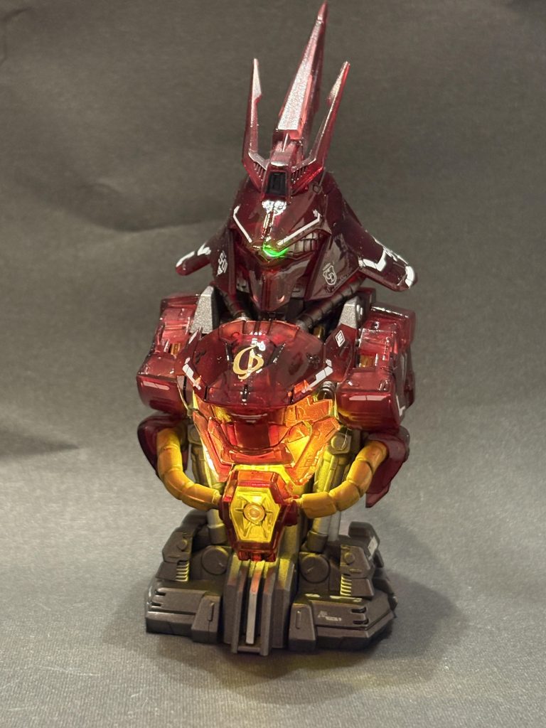 モノアイとお腹のメガ粒子砲のところを光らせられるんですが、クリアVer.はちょっとお腹が光りすぎですね。