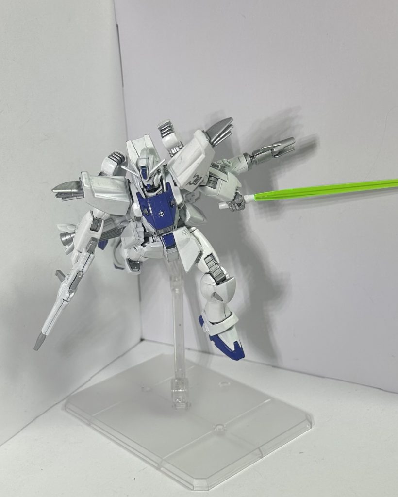 あと、ずっと艶消しで作ってきたから、ココらでツヤありでチャレンジしたいなって。なんか忘れてるって思ったらビームサーベルの柄とビームシールドの基部を塗り忘れてる……。