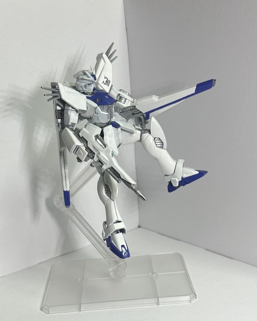 本来量産型F91のデザインは、従来のF91と全く同じ……。言ってしまえば、F91を普通に作って言い張れば量産型になるのです。それじゃ面白くないので、デザインラインを変えずにディテールを簡略化することによって量産型という説得力を持たせてみようとチャレンジです。あぁ!ヴェスバー動かすの怖すぎる!