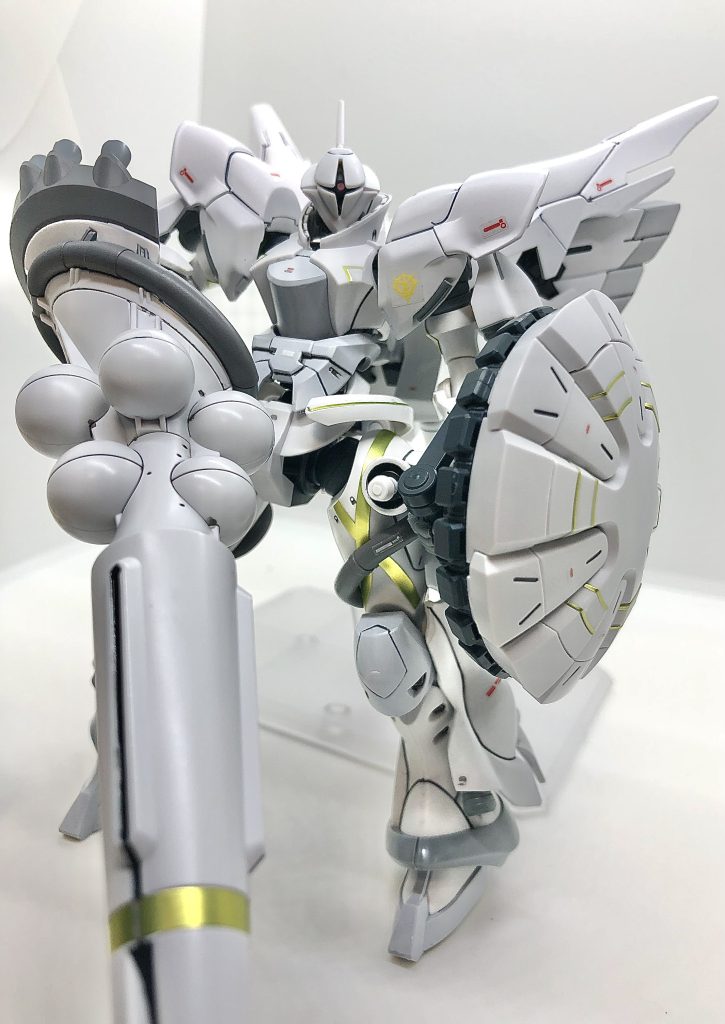 後語りギャンの発売日、朝早くから並んでいる時に閃いたのが今回の構想でした。想像以上にカッチリと嵌った感じで、ギャンなのにさながら総帥専用機の様な雰囲気となりました。 実は塗装がかなり難航していて、下地にグレーサフ、その上から白サフで色を出そうとしたのですが、これが悪手だったようで、成形色の赤が浮き出てきた上に塗膜がゆるゆるになり、全パーツ再塗装になりました(本体は無塗装)。やはり横着はいけませんね💦最後まで見てくれてありがとうございました!