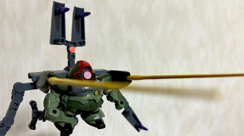 ビームサーベルはジャンクパーツから流用し、シールドの裏に張り付け、パテ盛りした。刃の部分はイエローで塗装。