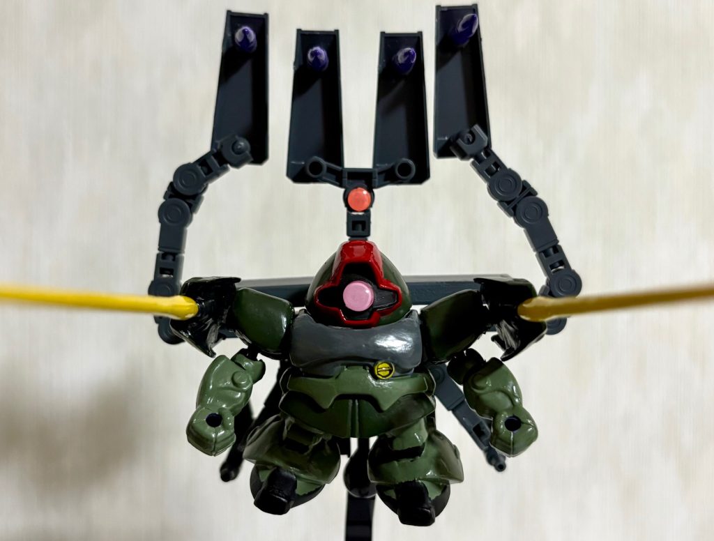 シャリア・ブル「いつからドムが重モビルスーツだと錯覚しましたか？」両肩のシールドにはビームサーベルが2本付いており、接近戦も難なくこなす。