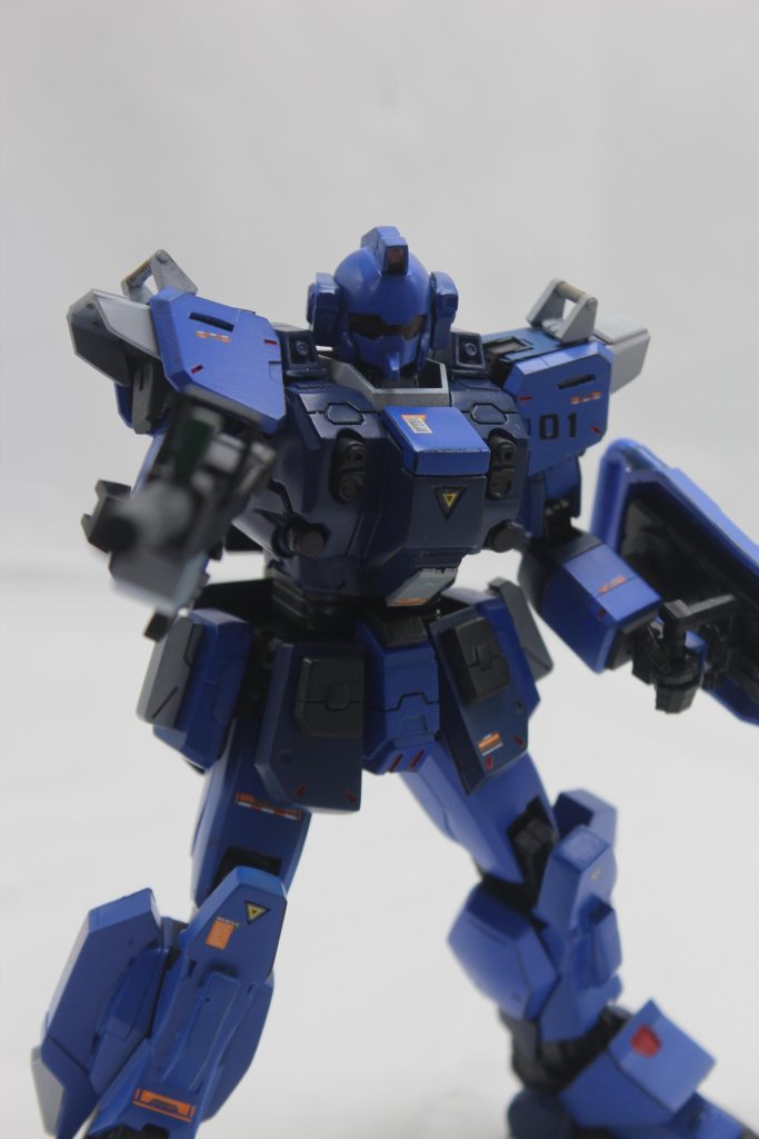 プロポーション重視で寸胴、脚細体型から腿部分をプラ板挟んで太くし、胴体も延長。肩もデカくしてマッチョ体型に！