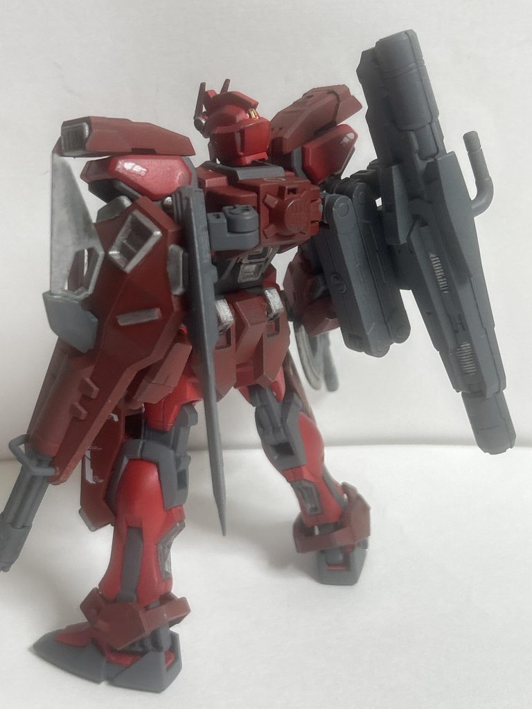 あと、大して頑張らない！と言うのも目標でした。この目的としては作業のスピードアップとどういった場所を誤魔化して作れるかの検証の為です。おかげで開催当日、30分後には改造用パーツ集め終わって、その数時間には大体の形が出来上がってました。その次の日には塗装……実にテンポの良いRPGみたいにサクサク出来ました。レッドウォーリアのベースをガンダム じゃないで別のヤツで作ったら結構カッコいいんじゃないか？ってのは数年前から思っていたし、誰でも思いつく事……まぁ、手を動かす事の重要性よ……。