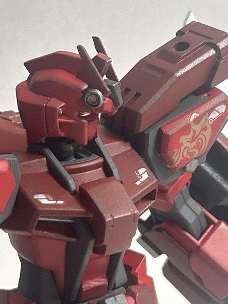 ベースにはエントリーグレードのストライクをチョイス。理由としては現状手に入れ易さがダンチな事と、何も手を加える予定がないSEED系のキットが家にこれしか無かったからなのです。頭部は、まず顎の切除とマスク部分のへの字をパテ埋め、メインカメラをプラ板で大型化、アンテナは白(かった)部分の切除&その切った部分が寂しいので適当なモノでディテールアップ……コレだけでレッドウォーリア感が出てきたかと。胴体は、胸部に30MMのアルトの胴体カバーを幅詰して接着、コックピットブロックにはプラ板で段差付けをしました。