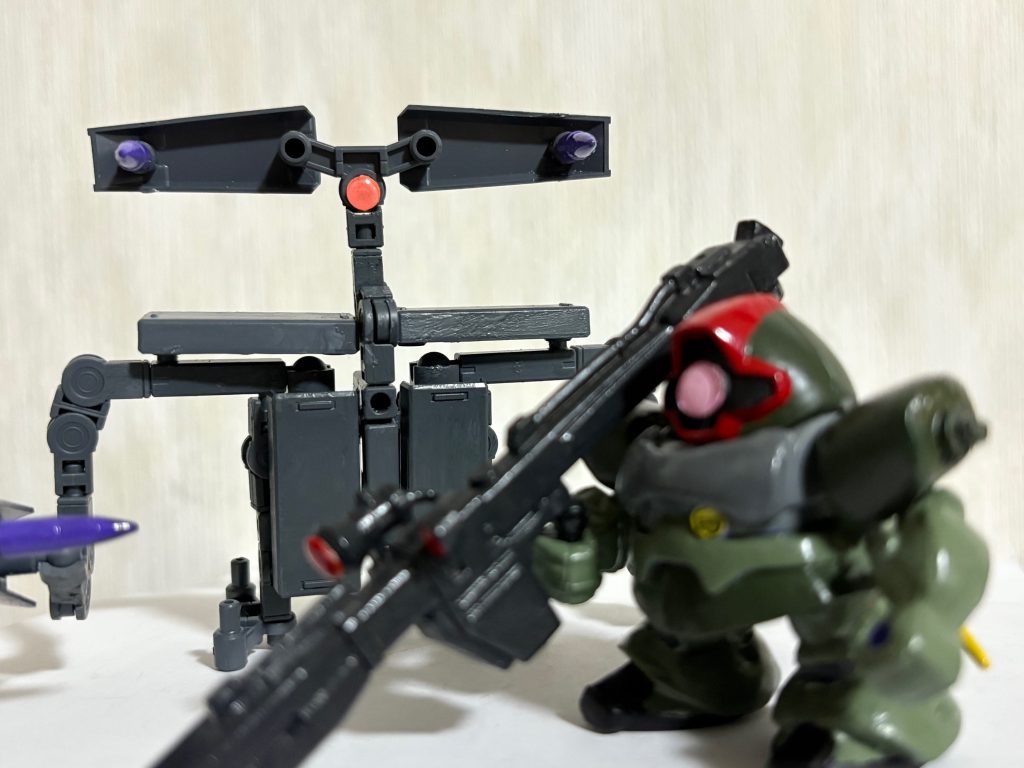 シムス「遅くなりました、シャリア・ブル中佐」シャリア・ブル「大丈夫です。むしろちょうどいい時に来てくれました・・・。」シムス「ではドッキングしましょう」シャリア・ブル「わかりました。あの二人を助けに行きましょう・・・！」「帰ってきたあぶ刑事ガンダム」ではイズマ・コロニー事件で活躍。かつての盟友であるタカとユージ、それからマチュのピンチを救った。