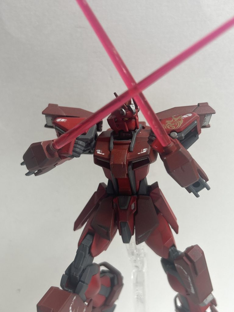 実は背負いものない方が好みだったり……。腕部は、肩にブースターを付けたかったので30MMのマルチブースターをチョイス。で、ストライクの肩に付けるのはマウントラッチ部分が邪魔なので思い切って切除、装甲もそれに合わせて良い感じに加工。ついでにマルチブースターの可動と塗装の利便性を兼ねて肩にはポリキャップを仕込みました。前腕部にビームサーベルを固定兵装として仕込みたかったので境界戦機のキットの手首とビームサーベル発振機ででっち上げて装着しました。固定はフレームに直接付けるように装甲を挟み込んで装着。副次効果として発振機はフレームの穴に合わせて作った為回転機能と良い感じのテンションが両立できました。ビームサーベル使用時とシールド取り付け時以外は発振機を後ろに向けます。