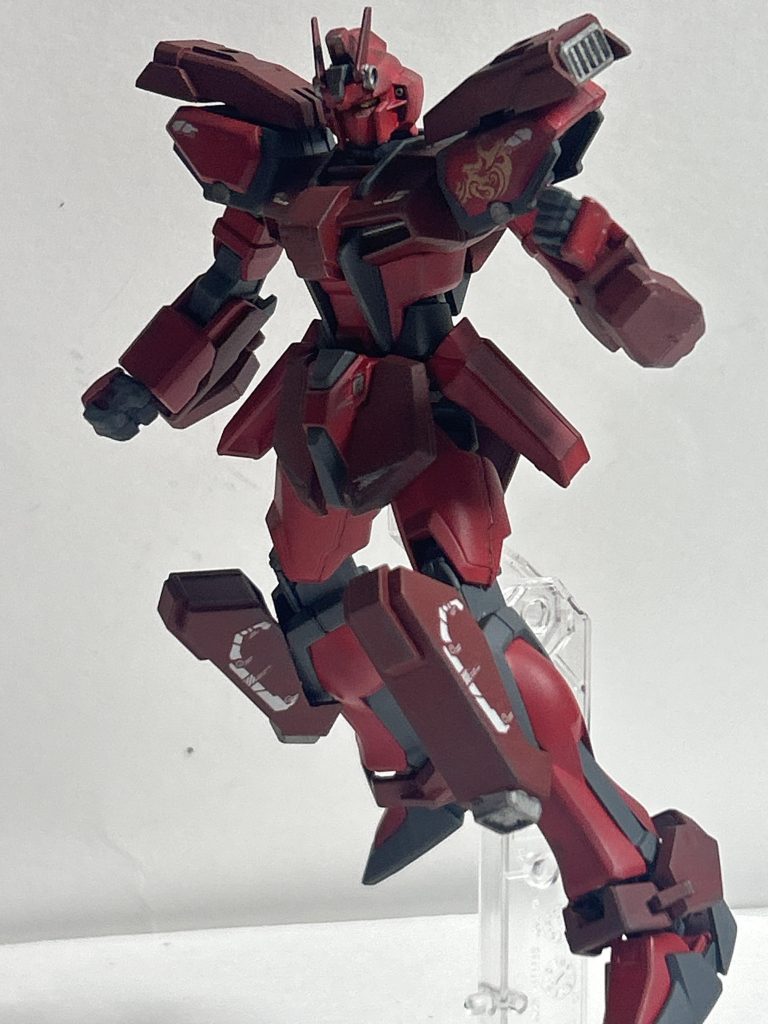 腰部はそのままなのです。脚部は、膝に境界戦機のメイレスビャクチの膝アーマーを加工して取り付け、アンクルアーマーにはビルドストライクのモノを前面部分以外をストライクに組み合わせて使用。