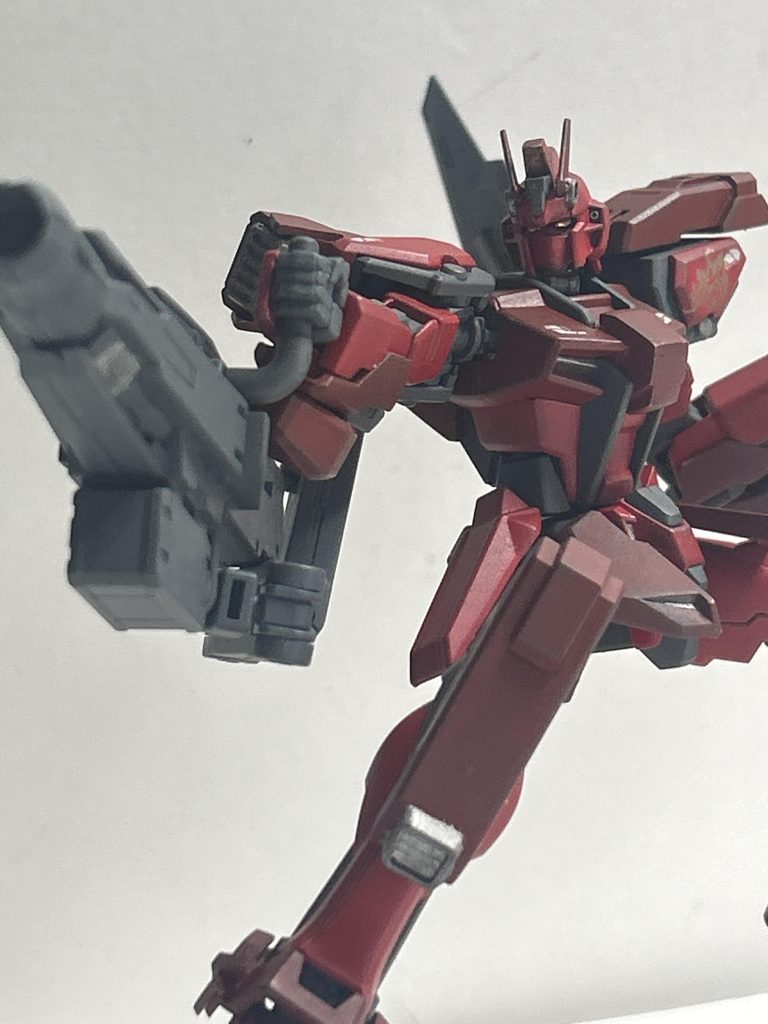 ストライカーパックにはストライクノワールのモノをベースに右肩にガンダムルブリスソーンのビームディフューズガンをそのまま使いました。ビームバズーカなイメージ。左肩には改造キットのバインダーガンをカウンターウェイト兼補助バッテリーに見立てました。