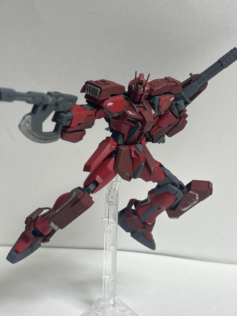 種系のガンプラだったらやはりこのポーズは外せない……。武装として、ガンプラバトルアームアームズの斧(？)ライフル(？)を使いました。盾はストライクルージュ(IWSP)のもの。