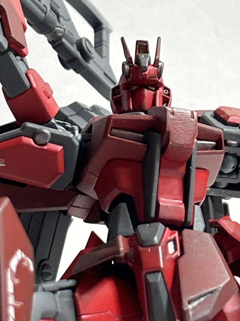 フレーバーストーリーが始まる以前に撃墜されたザクのパイロットが最期に見た光景……と言う感じ。カラーリングは濃い赤は前回のザクで余ったダルレッド、明るい赤は以前買ったまま忘れ去っていたモンザレッド……前回のザクはこんな感じの赤になるつもりだったんだけどなぁ……，グレー部分はグレイバイオレット、シルバーはシタデルを筆塗りです。後はいつもの如くウェザリングマスターでエッジ強調して艶消しです。何となく、表現法と言うか作り方と言うか……塗装方法が確立してきた感。