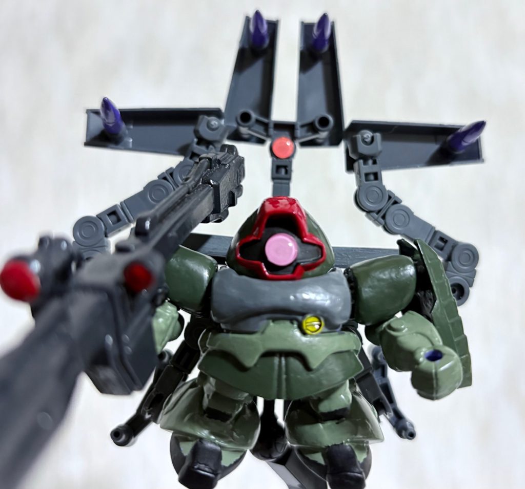 ホントに苦労したシャリア・ブル専用リック・ドムだったが、今日一つのキットにめぐりあえたおかげでスムーズに改造できた。やはりSDガンダム（とゆうかガンプラ）は自由に作っていいのだ(zaku-kao2)