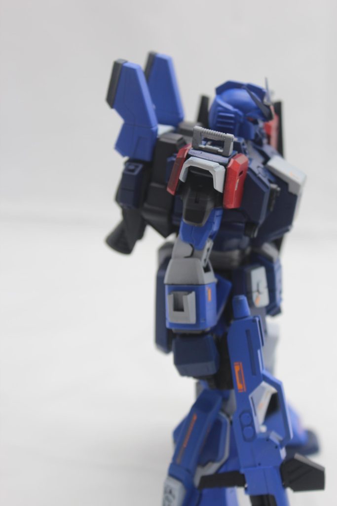 特徴的なバックパックを再現。