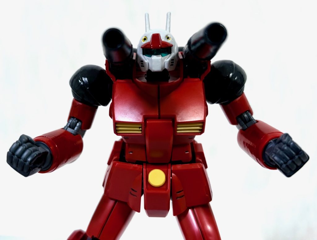 キャノン砲をぶっ放すポーズ。胸に「GUNDAM」と書かれた段ボールを着たコスプレ外国人じゃないよ~(gundam-kao5)