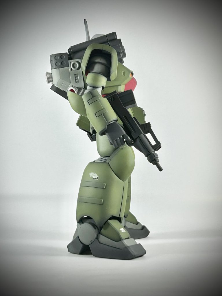 肩のキャノン(？)はスライド式ですがヤスリすぎた為、傾けただけで伸び縮みするユルユル仕上げになってしまいました😂