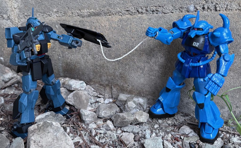 とりわけ手錠の扱いが上手いのがシイコ・スガイ機のネモである。彼女は元連邦軍のGMパイロットで「魔女」の異名をもって恐れられており、今でも「スティグマ攻撃」を得意技とし手錠で相手を拘束しつつ瞬間的な急加速と軌道変更による攻撃でダメージを与えていき、行動不能にする。今は港署の刑事として共に一年戦争を潜り抜けたボカタとコンビを組んでジオン残党を捕まえつつ、クランバトルを捜査している。 ちなみに手錠はプライズの「ルパン三世アクションフィギュア」の銭形警部から流用しており、本当に頑丈である(笑)。