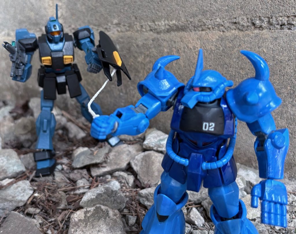 シールドにはモビルスーツ用の大型手錠が装備されており、手錠をつないだマイクロチェーンは200mまで延長可能で、対象を絡めとる事ができるほか5万~10万ボルトの高圧電流を流す事が可能である。