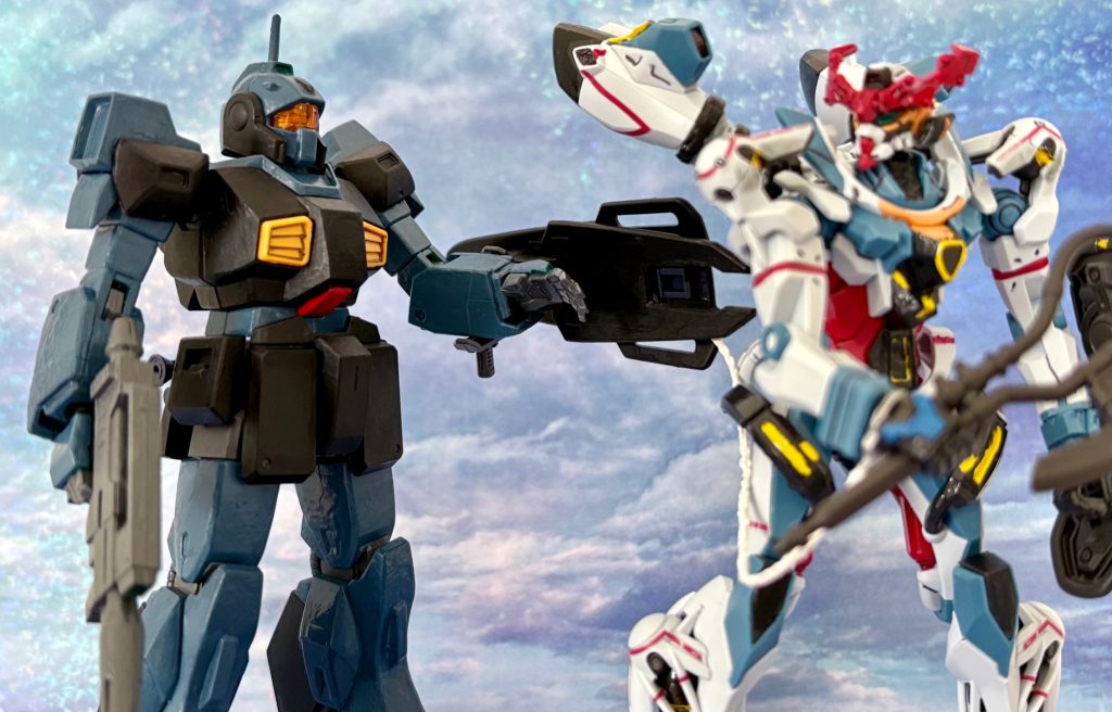 「帰ってきたあぶ刑事ガンダム」では、ジークアクスとは地球に降下してから遭遇しており、三浦海岸に着陸したマチュとガンキャノンに乗ったカイ・シデンをクランバトルの参考人として港署まで連行した。なおシイコ達の上司はタカとユージの事が心配で「あぶない刑事」の世界からこっそりついて来たトオルである(役割は捜査課課長のまま)。