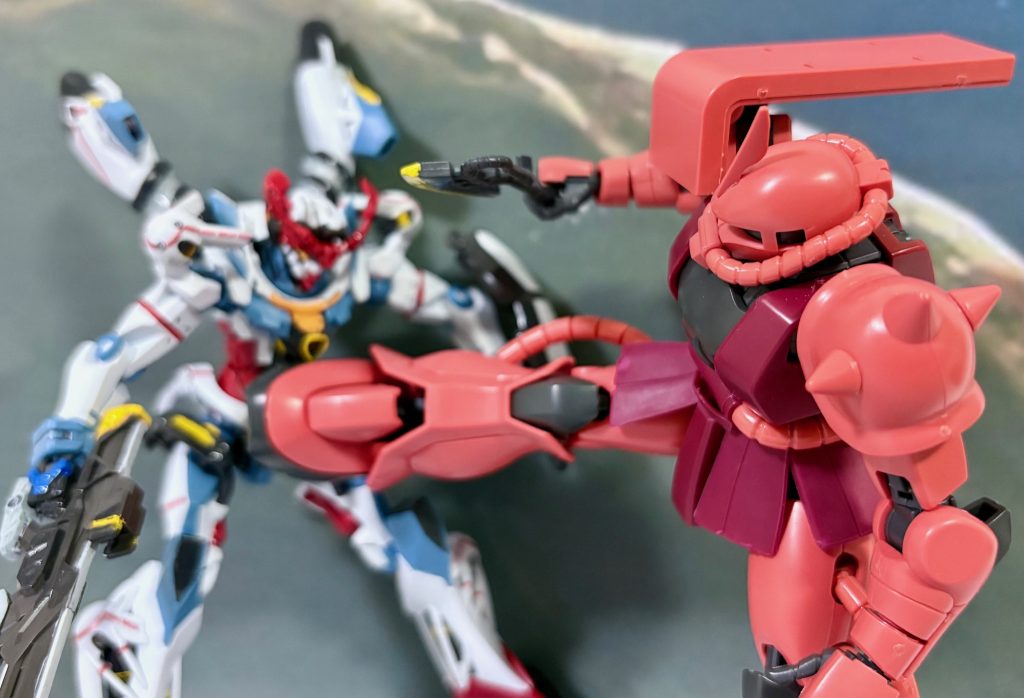 ケツアゴシャアの乗ったザクはジークアクスに強力な蹴りを見舞った。