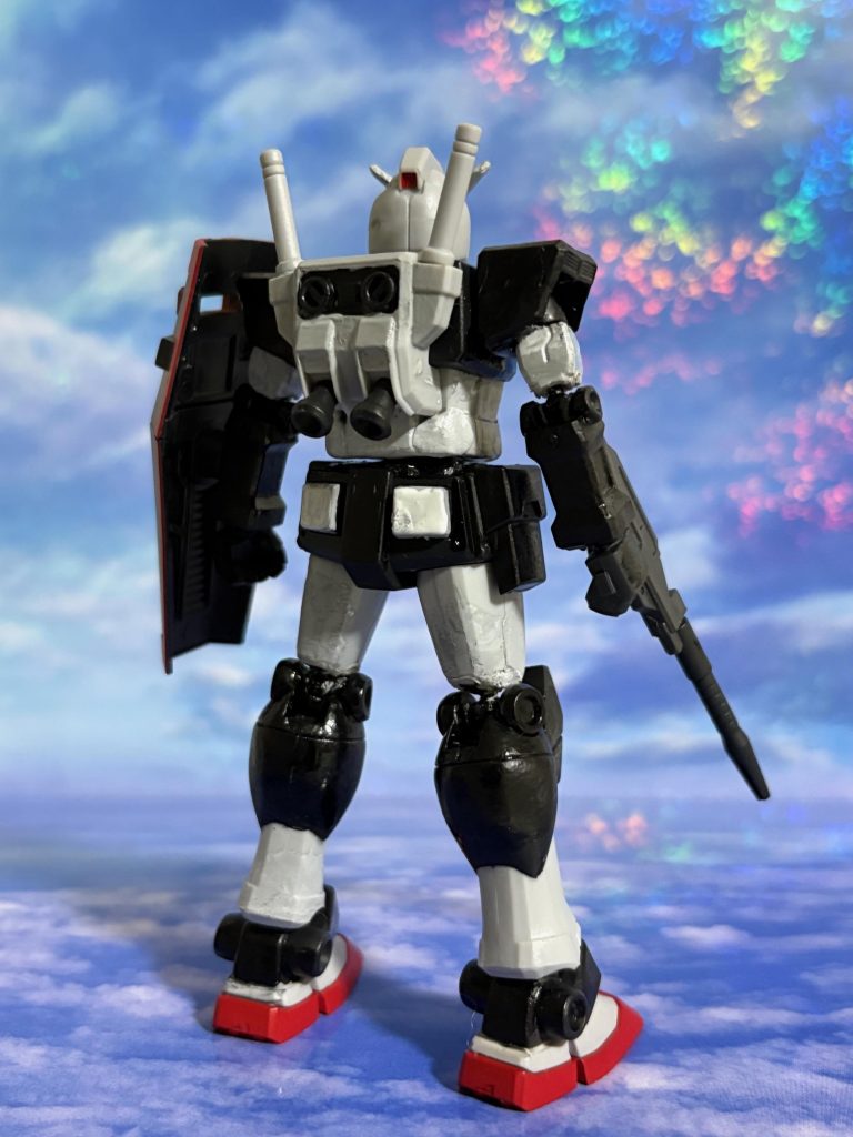 こちらは専用のルミナスユニットでメインカメラ等が光る非可動フィギュアだが、確か当時発光ギミックを排して可動化させた覚えがある。