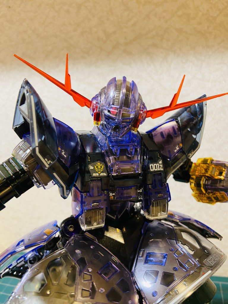 顔、胸部部分です。塗装なしですが、デカールは貼りました。