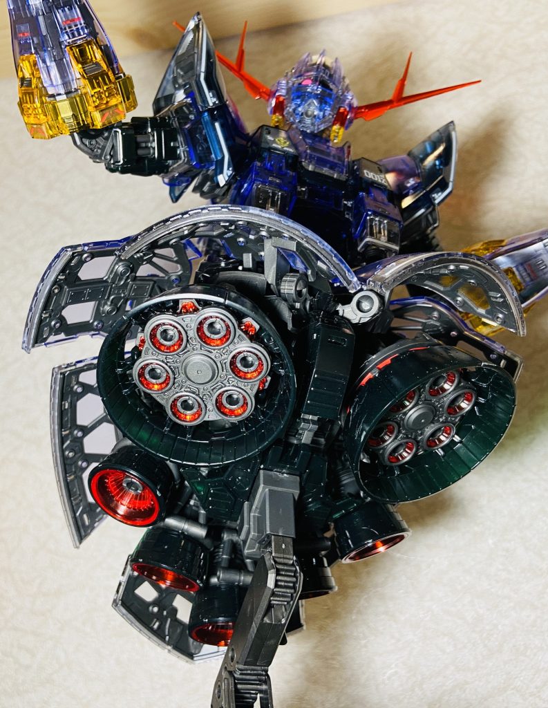 ジオングといえばスカート内のバーニアですよね。塗装してなくてもこの仕上がり、迫力です。