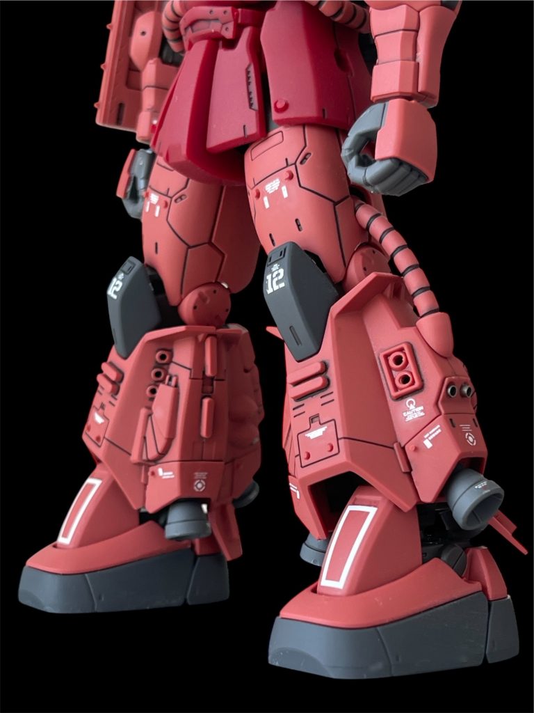 脚周りは特に目がいくポイントなので、他の部位よりも多めにディテール追加しました。やった事といえば凹モールドへの穴あけ、メタルパーツ挿入、伸ばしランナー入れ、ランナー貼り付け、くらいで、難しい事はしておりません。