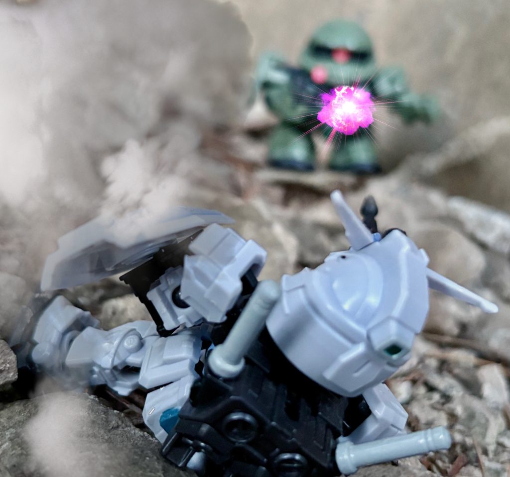 マシンガンの雨あられをかわしつつ、スライディングしながらビームライフルを直撃させるユージのG-3。