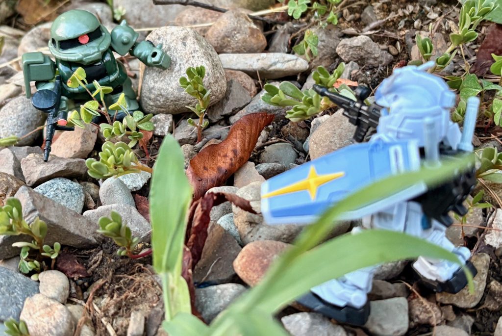 劇場版の新規カットのひとつであるザクと対峙するガンダムの構図も再現。一説によるとあのシーンのRX-78-2は「アムロのガンダム」ではないらしいね。