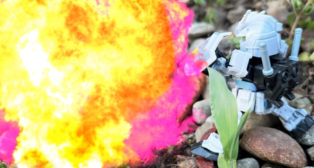 爆発シーン。やっぱりザクはやられ役が似合うね(gandam-hand1)