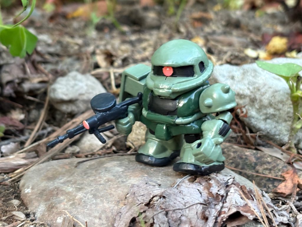 外は暑いけどなんだかんだ言って野外撮影は楽しいね(zaku-kao2)今回は夕陽にのぞむザクのカットで〆。