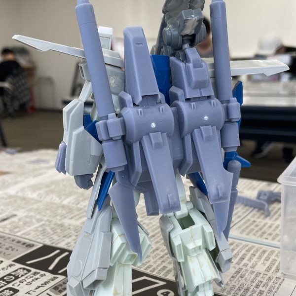 設定と大きく形状の違うバックパックとダブルビームライフル等3D出力しました。スネ装甲の円筒型のカバーが設定画に見られなかったので切り飛ばしたら脚に干渉してフィットしなくなりましたwもう少し擦り合わせしながら完成目指します（2枚目）
