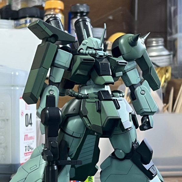 牛歩で進むザクⅢ制作やっとベース塗装まで完成しましたとりあえず表面処理があまりにも雑なので、次作るときは延長箇所はもっと丁寧に仕上げようと思います素組よりは強そうになったかな？上半身に比べて下半身の情報量がすくないので、間接色を追加予定レッドチップ、墨入れデカールであと2作業日くらいはかかりそう。 