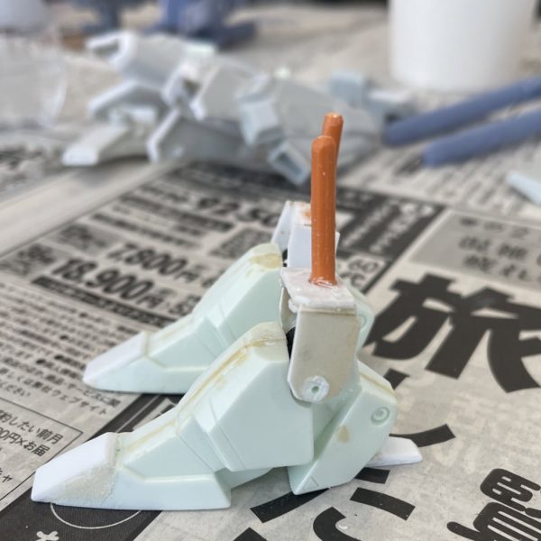 設定と大きく形状の違うバックパックとダブルビームライフル等3D出力しました。スネ装甲の円筒型のカバーが設定画に見られなかったので切り飛ばしたら脚に干渉してフィットしなくなりましたwもう少し擦り合わせしながら完成目指します（3枚目）