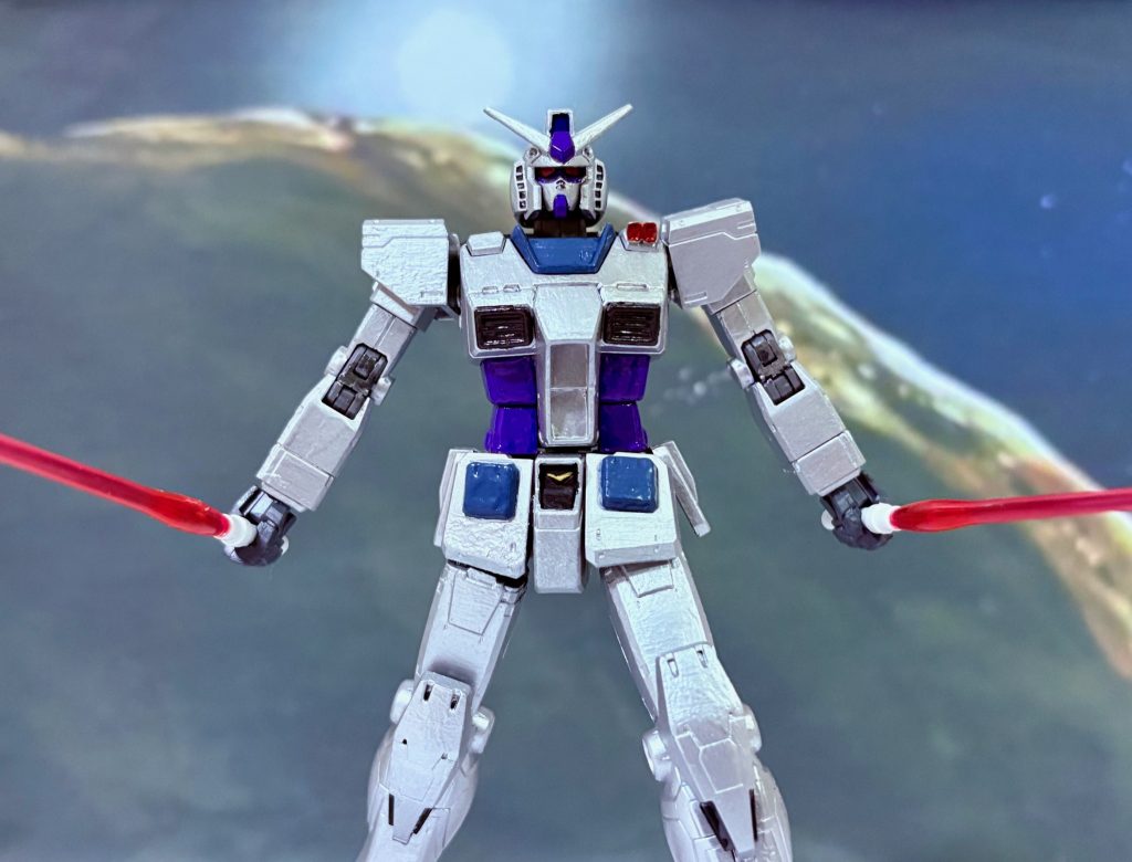 いつも通りビームサーベルの二刀流もカッコよく決まる。今回はシルバーで塗装しているので、ナイトガンダムみたいな質感になっているな。