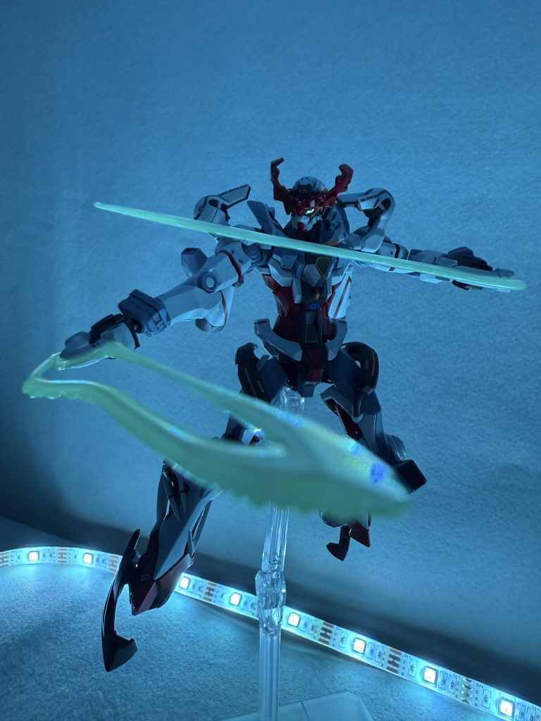 両手にビームサーベル。