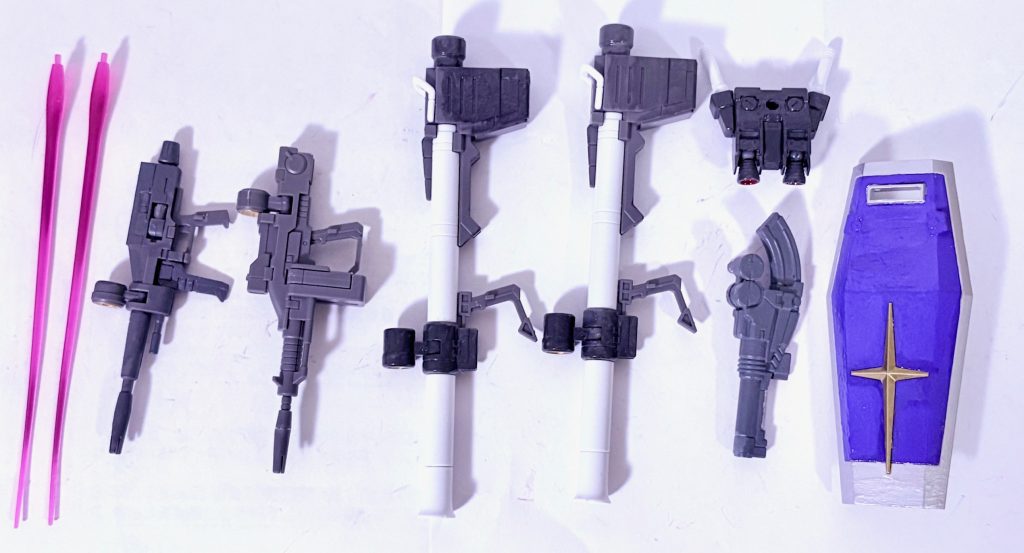 今回使用した武器セット一式。スコープやシールドの十字部分は豪華にするためにゴールで塗装した。ちなみに小生は武者やナイト系を塗装する際はシルバーやゴールドをもっぱら使うが、リアルタイプだとほとんど使わない（使うとしたら関節の動力部や内部のメカを塗る時に使う）が、「1万いいね！」突破記念の作品なのであえて使ってみた(gundam-kao7)