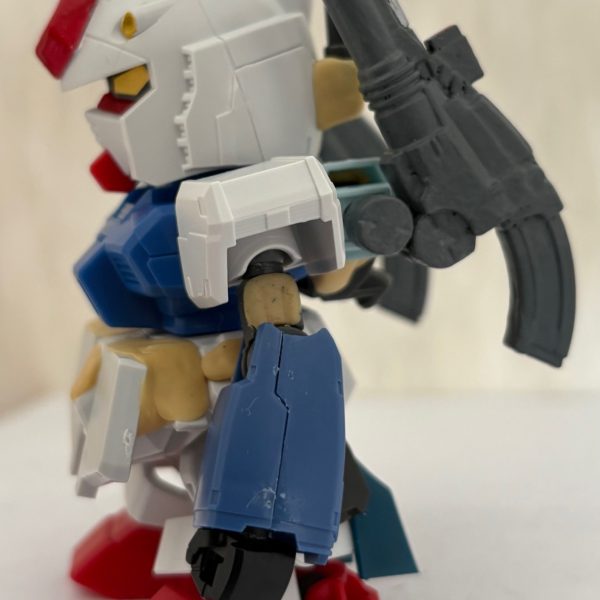 以前紹介した謎のガンダムの方向性がようやく定まってきた。アンテナを切り落とし、頭部はオリジン版ガンダムロールアウトカラーっぽくして、背中にショルダーキャノンを2門装備させてみた。マドロックのプロトタイプかハヤト（またはリュウさん）専用のガンダムのいずれかにする予定。（3枚目）