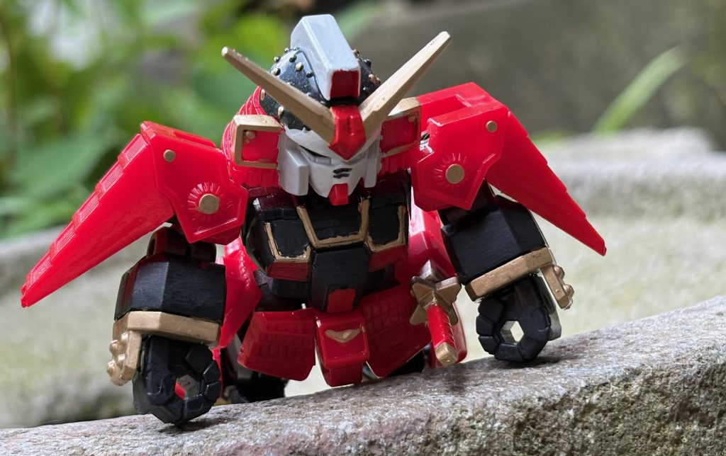 おまけ。ゴールデンウィークの頃に勝ったブロックロスの武者。ジークアクスの赤いガンダム風にポーズをとらせた。あの時は関節がきついだの武器が折れやすいだの散々文句を言っていたが、ようやく可動しやすくなった。