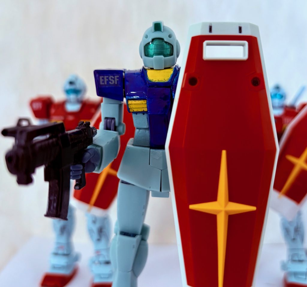 俺設定としてはスレッガーGMは「あぶ刑事ガンダム」においてスレッガーがホワイトベース隊に転属する前に搭乗していた機体で、オデッサ作戦においてはシナプスが艦長を務める「ペガサス」のクルーで、部下のエトゥル、ウォン、ミッチ(後にガンキャノンのパイロットとしてエイガーも加わる。)を率いてオデッサ鉱山基地を攻撃。マ・クべ麾下のグフ部隊を相手に縦横無尽に活躍した後、ジャブローでマドロックに乗り換えるまではスレッガーの愛機だった(ファーストTV版における22話~29話あたりに該当する)。