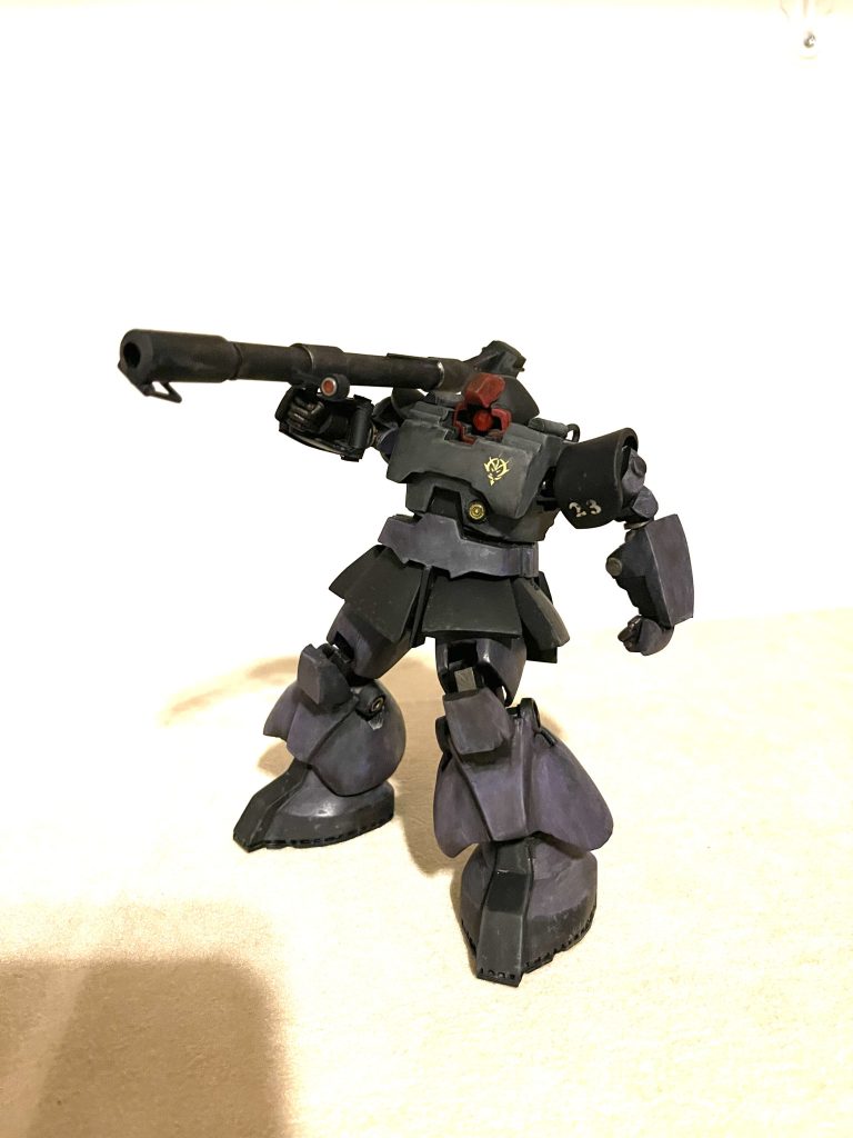 全身が可動するように改造しました。パテやプラ板で足元が重たくなったおかげで割と無理な姿勢ができるようになったのは嬉しい誤算です。