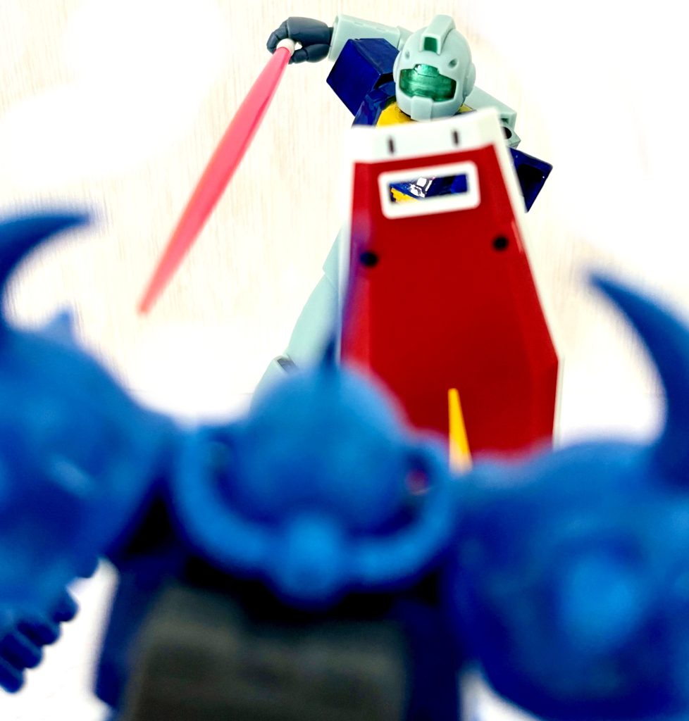 スレッガー「おっと、いきなりミスっちまったぜベイビー。見てたな、今のは悪い手本だ!コクピットを突け!動力炉をやると後が厄介だぞ!」スレッガーのGMに続き部下のGM達が次々にグフを蹴散らしていく。補足説明を加えると、この世界のGMは文字通りの「量産型ガンダム」なので非常に高性能な機体でありザクやグフなど目じゃないのだ。